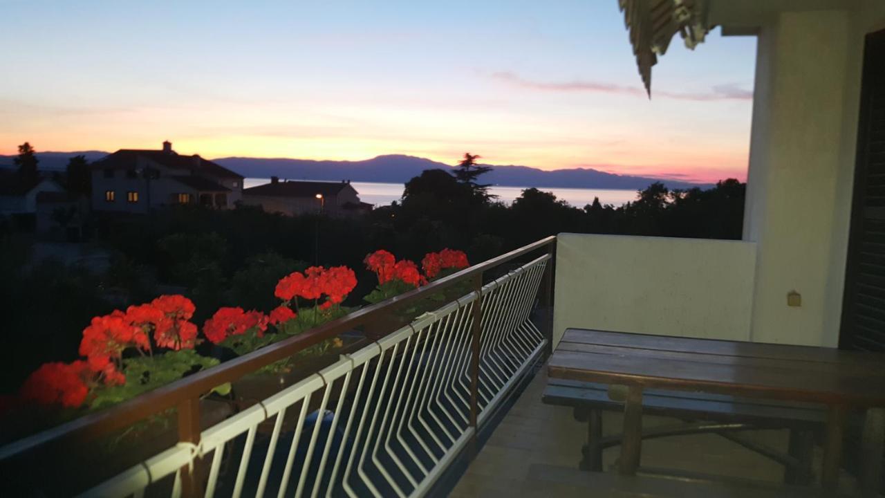 Apartments Sabina I Grapes Malinska Luaran gambar